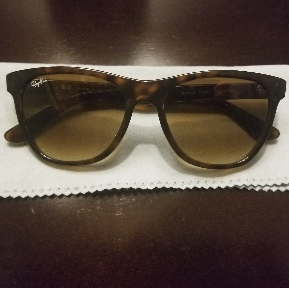 Unisex Ray bans tortoise shell wayfarer shades